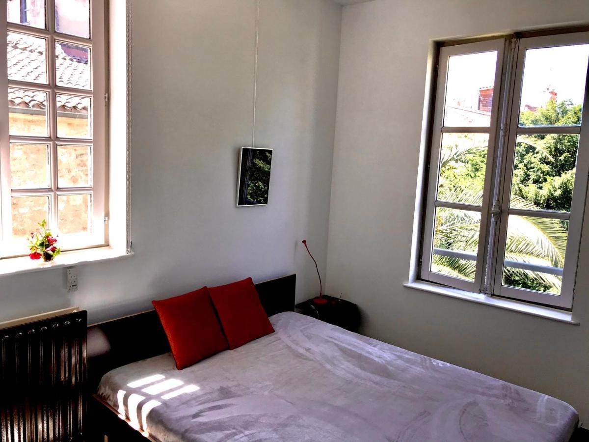Appartement à la Roquette, dans l'Hotel de Divonne, classé. Arles Extérieur photo